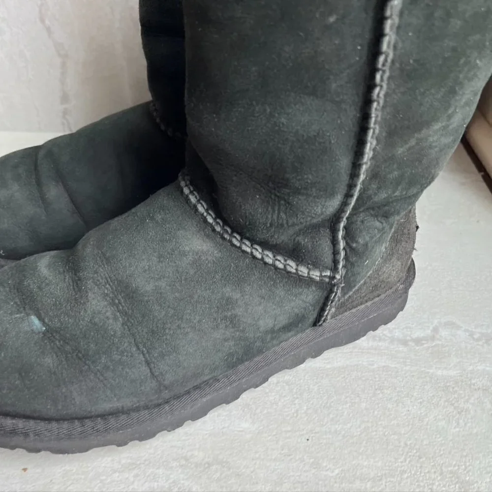 ** UGG Australia Classic Short Womens Size 6 Black Sheepskin Winter Boots 5825
